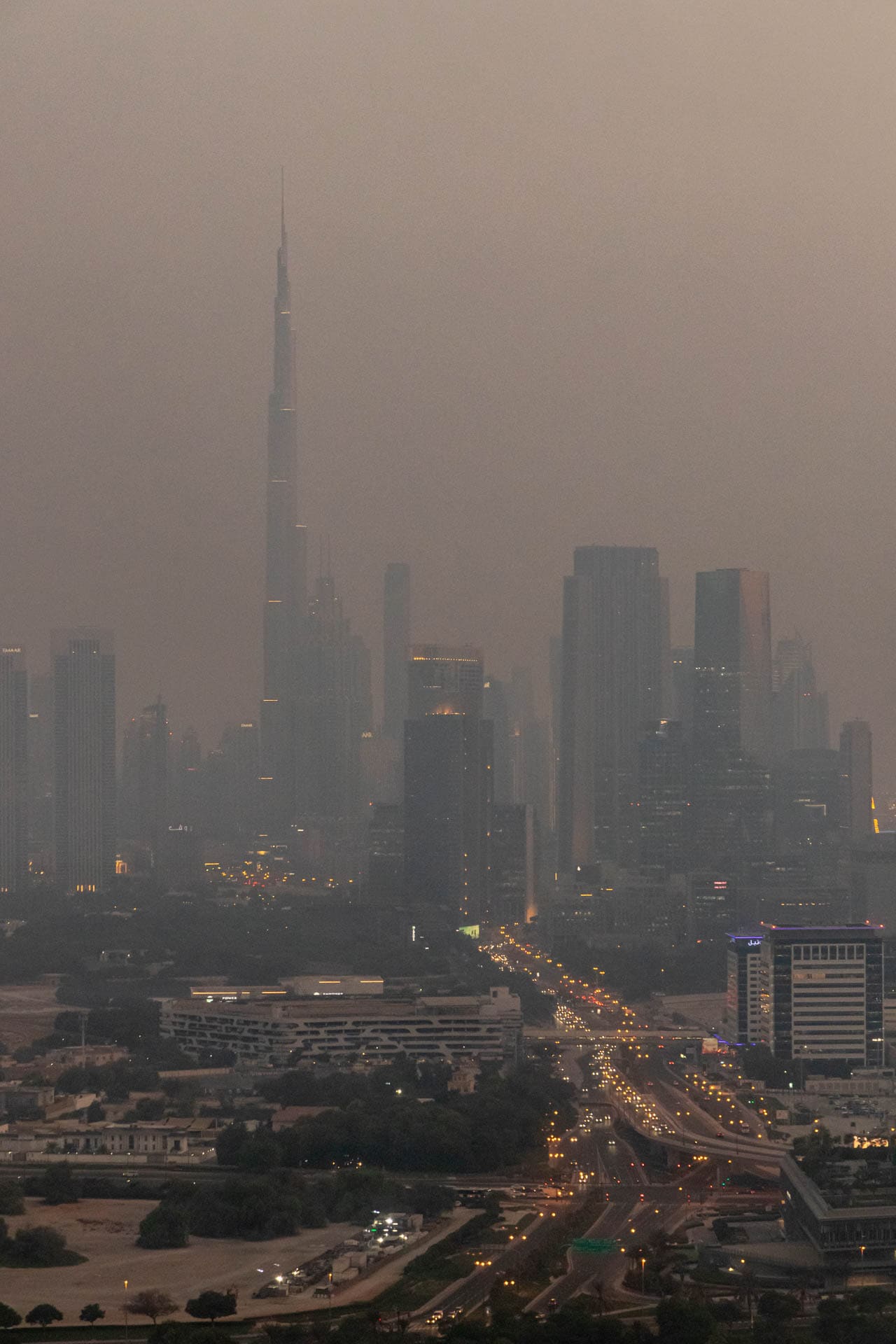 Die ideale Reisezeit um Dubai zu entdecken 4 Aufgrund der hohen Luftfeuchtigkeit und dem Sand in der Luft ist die Sicht im Sommer oft eingeschränkt